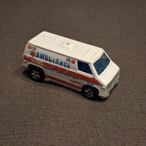 Hot Wheels 2003 Super Van Ambulance Medical Response Unit 1974 Version